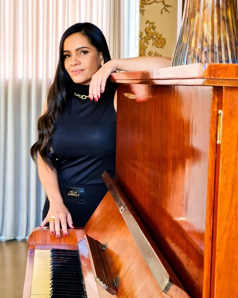 Aline Fróes, professora de música
